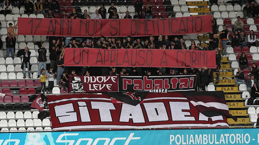 Lo striscione steso dai tifosi durante la partita Cittadella-Cosenza (ph Piran)