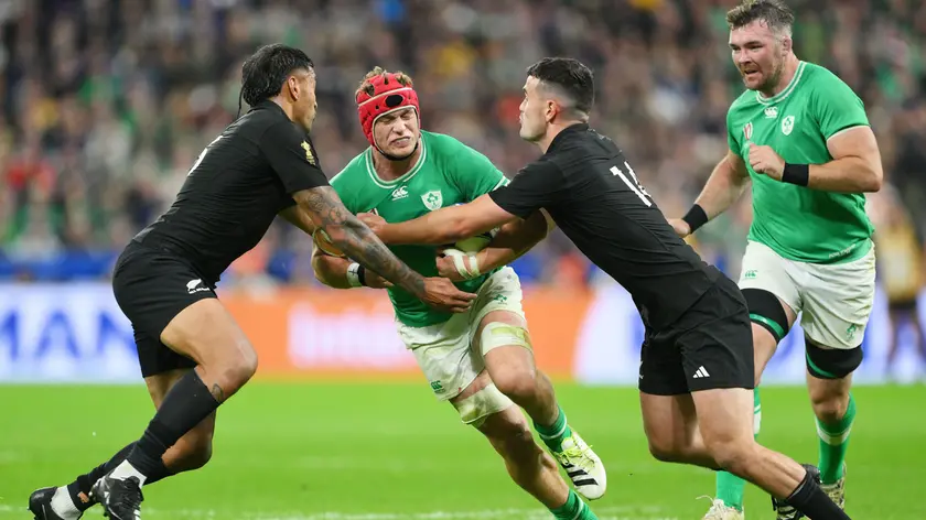 L'irlandese Van Der Flyer bloccato dalla difesa All Blacks