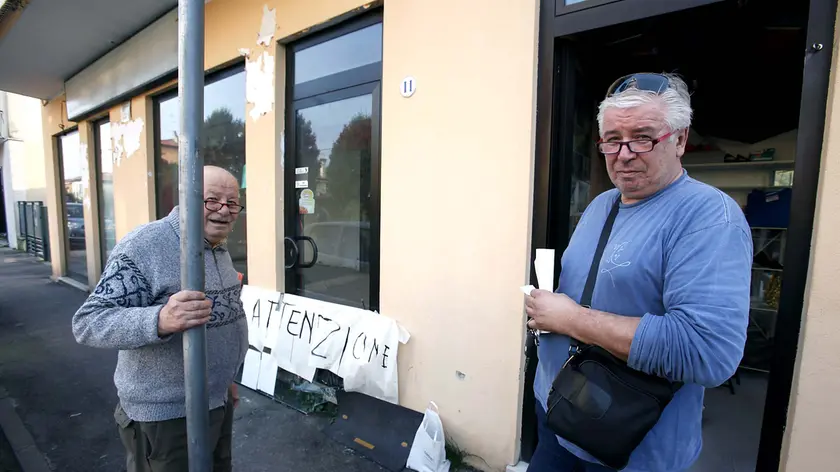 PIEROBON - SPACCATA CALZOLAIO PELLEGRINI. DA DX: LORIS PELLEGRINI PROPRIETARIO E IL PAPA' LUIGI