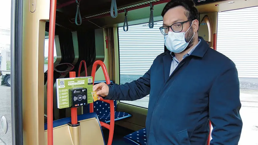 L’assessore alla Mobilità Andrea Ragona mostra il dispositivo