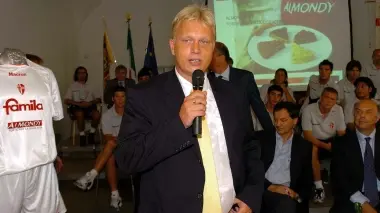 Sopra Bernhardsson nel 2006 a una assemblea dei soci del Padova A sinistra presenta il campionato 2004-2005