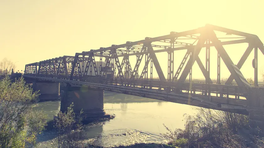 Boara Pisani (PD), 23 novembre 2017. Reportage su Boara Pisani. Nella foto: il ponte sull'Adige.