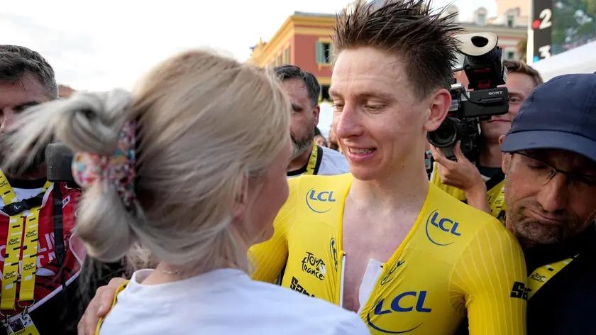 epa11490735 Yellow jersey Slovenian rider Tadej Pogacar of UAE Team Emirates celebrates with his partner Urska Zigart after he wins the 21st stage of the 2024 Tour de France cycling race over 33km Individual time-trial (ITT) from Monaco to Nice, 21 July 2024. EPA/LAURENT CIPRIANI / POOL