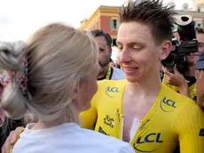 epa11490735 Yellow jersey Slovenian rider Tadej Pogacar of UAE Team Emirates celebrates with his partner Urska Zigart after he wins the 21st stage of the 2024 Tour de France cycling race over 33km Individual time-trial (ITT) from Monaco to Nice, 21 July 2024. EPA/LAURENT CIPRIANI / POOL