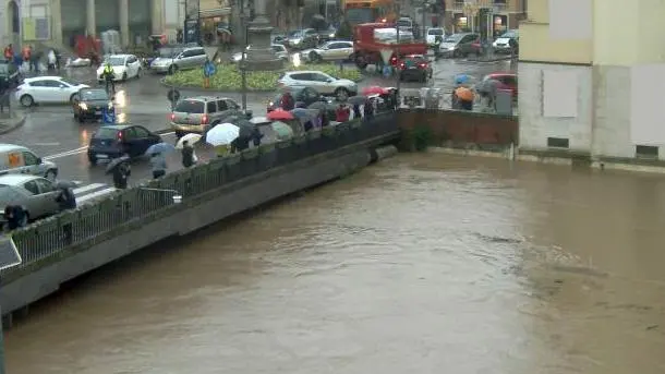 Ponte degli Angeli a Vicenza dove il livello del Bacchiglione e' ingrossato dalle piogge che continuano ad interessare il Veneto in un fermo immagine tratto dalla webcam posta nei pressi del fiume, 16 maggio 2013. ANSA/ BACCHIGLIONE.IT ++HO - NO SALES EDITORIAL USE ONLY++