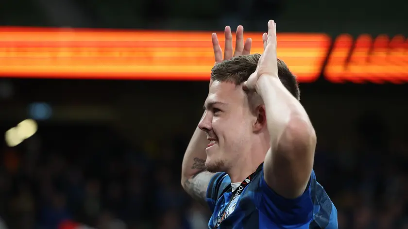 epa11361704 Atalanta player Emil Holm celebrates with fans after winning the UEFA Europa League Final soccer match of Atalanta BC against Bayer 04 Leverkusen, in Dublin, Ireland, 22 May 2024. EPA/DAMIEN EAGERS