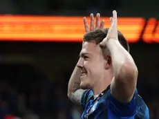 epa11361704 Atalanta player Emil Holm celebrates with fans after winning the UEFA Europa League Final soccer match of Atalanta BC against Bayer 04 Leverkusen, in Dublin, Ireland, 22 May 2024. EPA/DAMIEN EAGERS