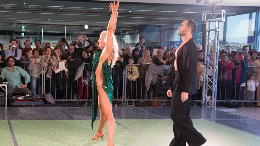 GIORNALISTA: Sandri AGENZIA FOTO: Candussi LUOGO: Auchan Mestre DESCRIZIONE: casting per il programma "Ballando con le stelle " di Milly Carlucci