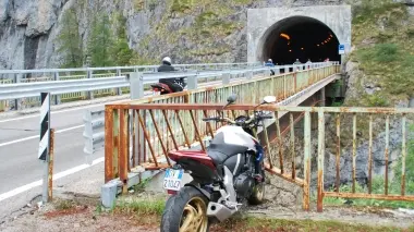 LA MOTO INCASTRATA Il conducente è stato proiettato in avanti precipitando nella gola profonda cento metri (nella foto in basso)