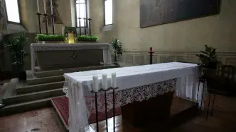 PATRIMONIO INESTIMABILE. Qui a fianco l’altare dove è stata ritrovata la scatola con i quattro pezzi di affresco. A destra Andrea Colasio con Rutelli e Sgarbi nella cappella Ovetari agli Eremitani