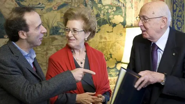 Il Presidente della Repubblica Giorgio Napolitano dona una copia anastatica della Costituzione Italiana a Roberto Benigni, al centro il Presidente della RAI Anna Maria Tarantola, al Quirinale, 13 dicembre 2012. ANSA / Paolo Giandotti - Ufficio per la Stampa e la Comunicazione della Presidenza della Repubblica
