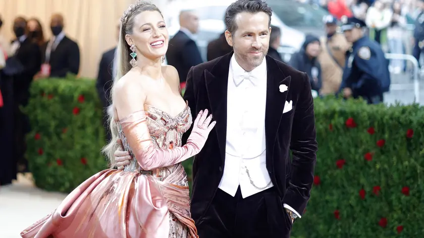 epa09923321 Ryan Reynolds (R) and Blake Lively on the red carpet for the 2022 Met Gala, the annual benefit for the Metropolitan Museum of Art's Costume Institute, in New York, New York, USA, 02 May 2022. The event coincides with the Met Costume Institute's 'In America: An Anthology of Fashion' which opens 05 May 2022 concludes 05 September 2022. EPA/JUSTIN LANE