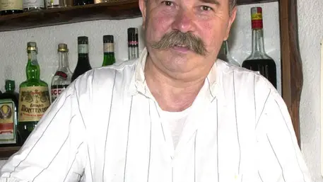 Danilo Dima titolare del Ristorante Re Del Venda con il suo Liquore 22.8.00 Natoli foto PIRAN