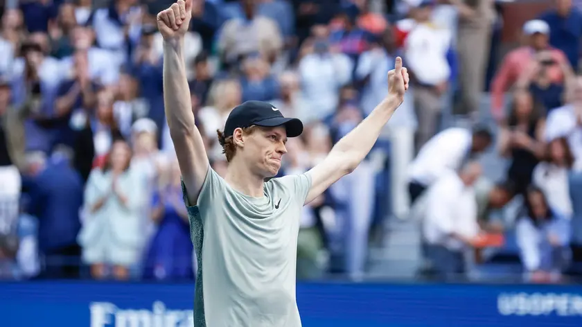 epa11593715 Jannik Sinner of Italy celebrates defeating Taylor Fritz of the US during the Men’s finals match at the US Open Tennis Championships at the USTA Billie Jean King National Tennis Center in Flushing Meadows, New York, USA, 08 September 2024. EPA/JUSTIN LANE