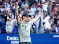 epa11593715 Jannik Sinner of Italy celebrates defeating Taylor Fritz of the US during the Men’s finals match at the US Open Tennis Championships at the USTA Billie Jean King National Tennis Center in Flushing Meadows, New York, USA, 08 September 2024. EPA/JUSTIN LANE