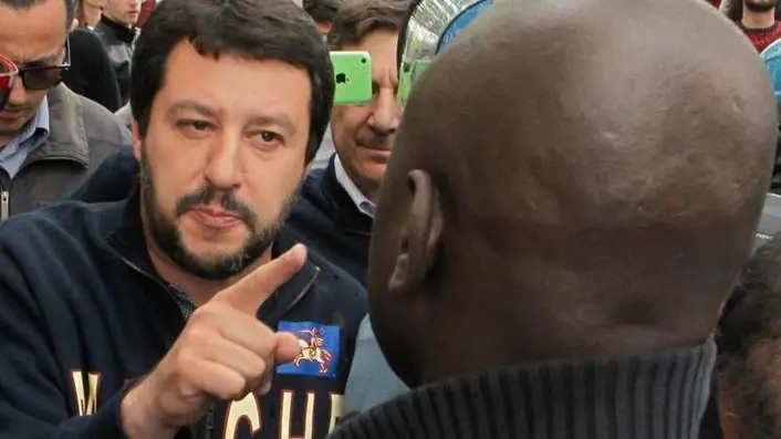 Il leader della Lega Matteo Salvini nei pressi dell'Hotel House, il condominio multietnico abitato soprattutto da nordafricani, a Porto Recanati (Macerata), 27 aprile 2015. Il segretario leghista sarebbe dovuto entrare nell'Hotel House,Salvini ma e' stato respinto da un cordone di immigrati. ANSA/Cristian Ballarini