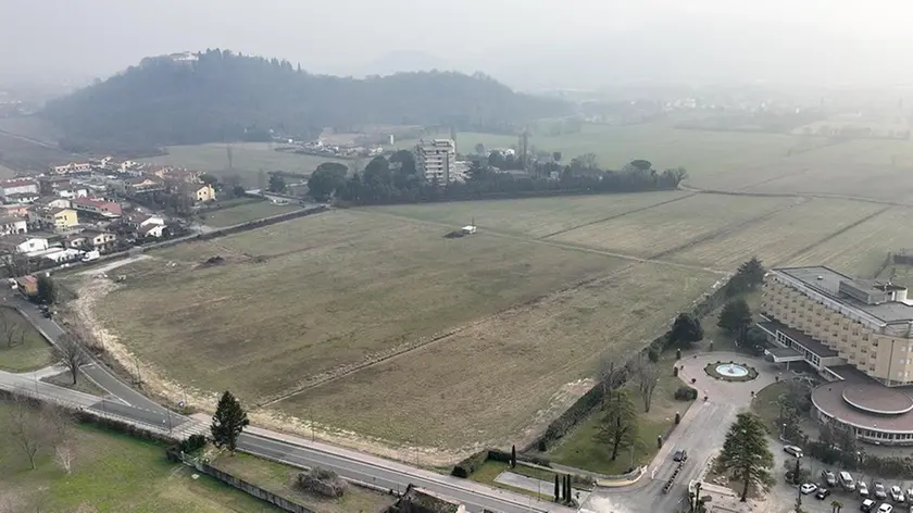 Una veduta aerea dell’area verde di dieci ettari dell’Ex Cima, dove saranno realizzati edifici, hotel e camping