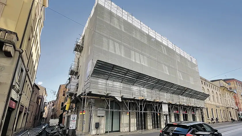 L’edificio tra via Verdi e via Belle Parti dove saranno realizzati nove appartamenti di lusso