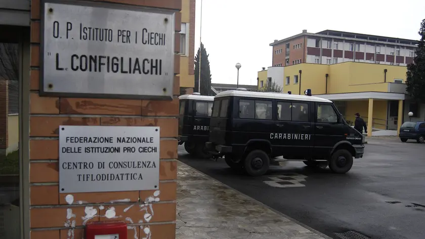 PD 21 gennaio 2003 G.M Istituto Configliacchi , fermo cautelare di alcune infermiere per presunti maltrattamenti sui pazienti carabinieri presidiano l'ingresso (TOSATTO)