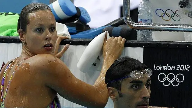 epa03318143 Federica Pellegrini (L) of Italy and her boyfriend Filippo Magnini are pictured during a training session at the Aquatics Center at the Olympic Park ahead the London 2012 Olympic Games Swimming competition, London, Britain, 26 July 2012. EPA/PATRICK B. KRAEMER