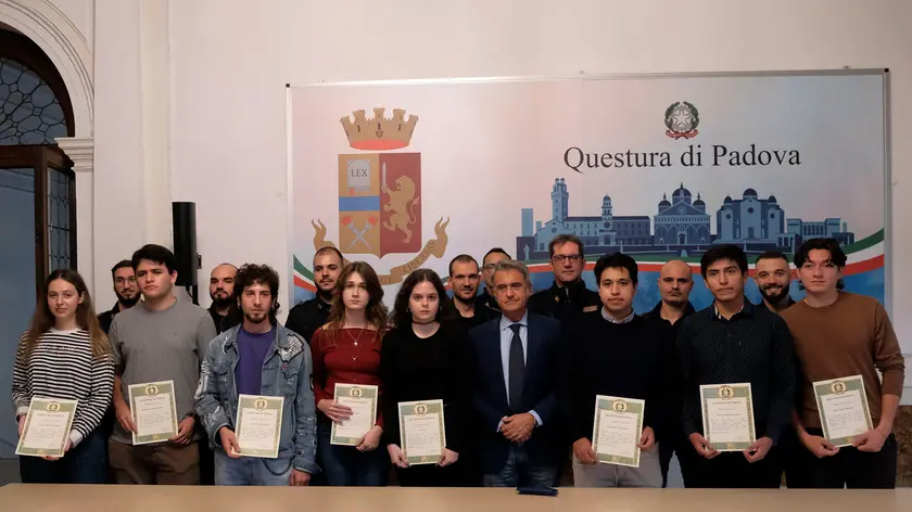 I ragazzi premiati dal questore Marco Odorisio (foto Nicola Fossella/Agenzia Bianchi)