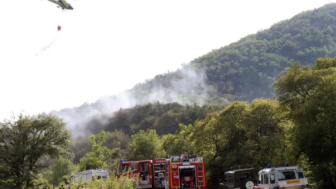 Baone, 18.06.2012 Incendio in via Vallesana a Baone Nella foto: i mezzi dei vigili del fuoco e l'elicottero in azione. ph. Zangirolami