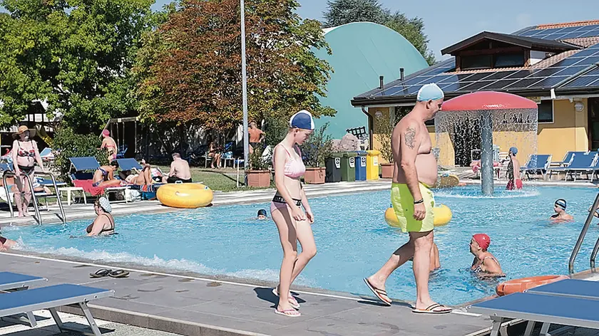 Una piscina dell’hotel Petrarca a Montegrotto Terme durante il weekend di Ferragosto (PIRAN)