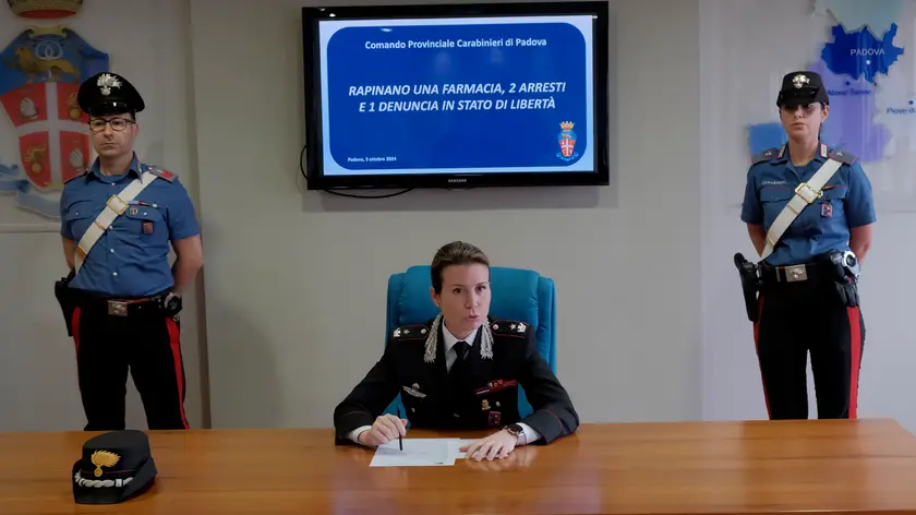 Il maggiore Stefania Riscolo illustra l'operazione che ha portato all'arresto dei due rapinatori