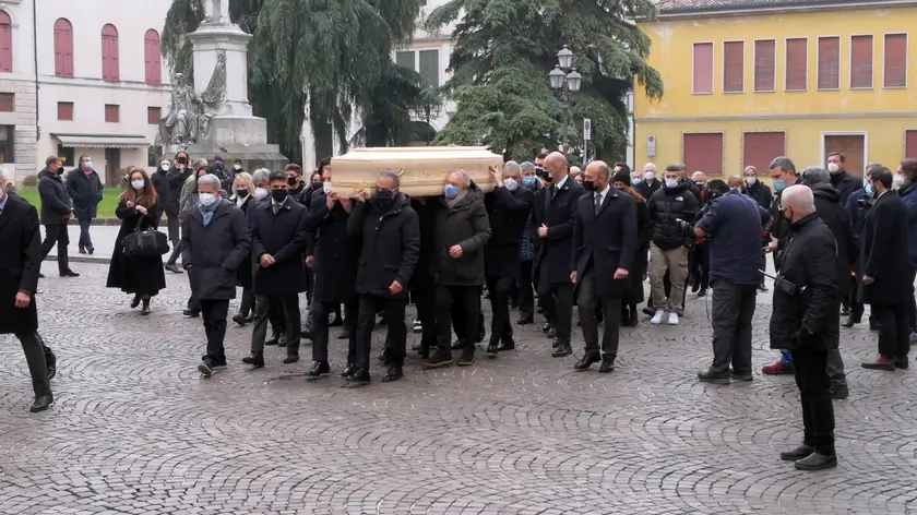 Marco Tardelli, Giancarlo Antognoni, Antonio Cabrini e Fulvio Collovati, ex compagni di nazionale di Paolo Rossi nella vittoria del Mondale '82, sono tra coloro che portano il feretro di Paolo Rossi nella cattedrale di Vicenza, 12 dicembre 2020. ANSA/NICOLA FOSSELLA