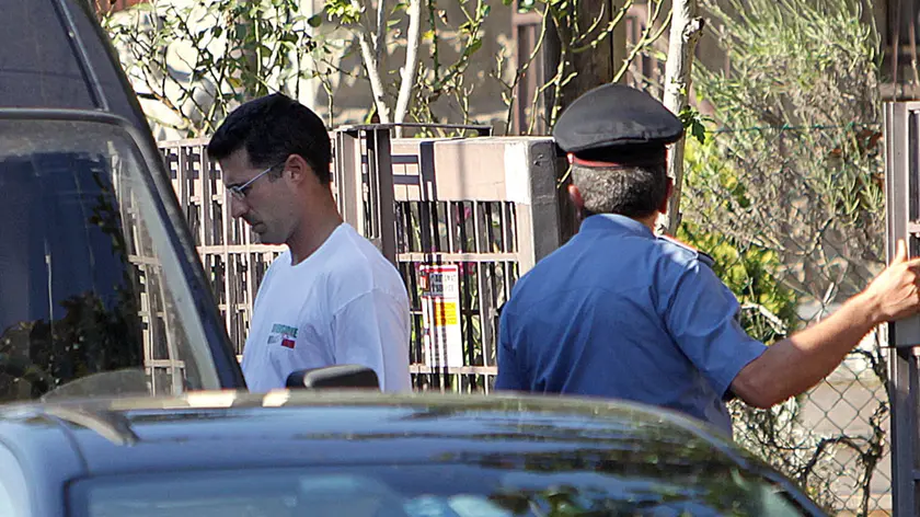 Walter Onichini, il macellaio di Legnaro, con i carabinieri o davanti alla sua abitazione, teatro della sparatoria