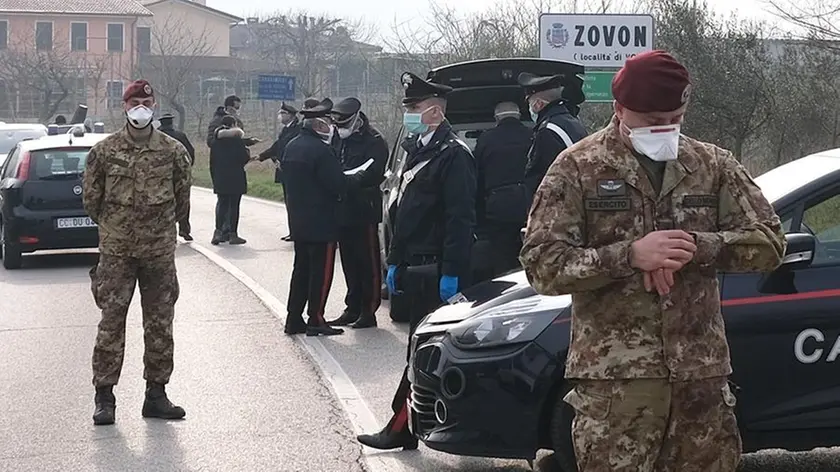 Posti di blocco per la zona rossa di Vo' (foto Piran)