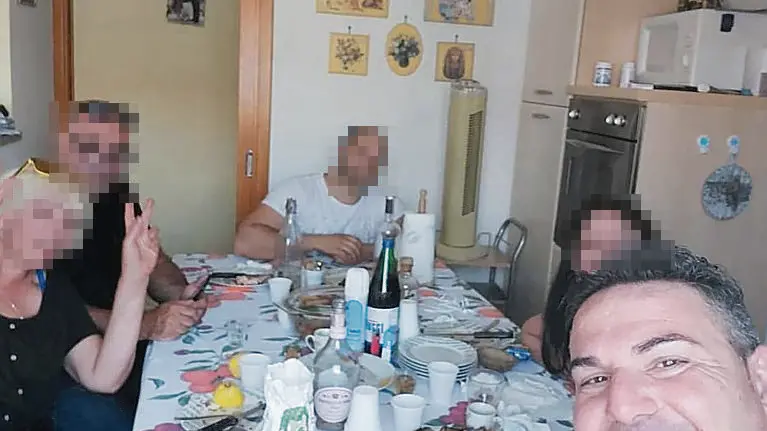 Il pranzo prima della tragedia. In primo piano Gaetano Marino, a sinistra e in fondo (resi irriconoscibili in quanto ancora sotto inchiesta) la compagna e il suo amico siciliano