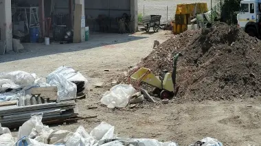 LO SCEMPIO. Bare e resti umani coperti da teli nel deposito sotto sequestro della Nicolini a Verona