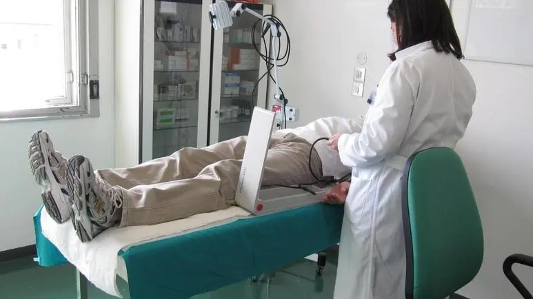 In tempi record sono stati ultimati i lavori di messa in sicurezza deisoffitti del quarto piano, ala est, dell'ospedale di Conegliano, interessatidalla caduta di alcuni calcinacci lo scorso 30 marzo. Dal 3 giugnoambulatori e Day Surgery saranno nuovamente operativi nella loro sede - Un ambulatorio di Chirurgia all'ospedale civile