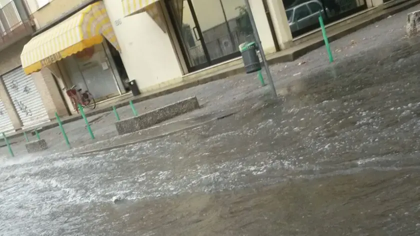 Via Tre Garofani davanti alla scuola Manin