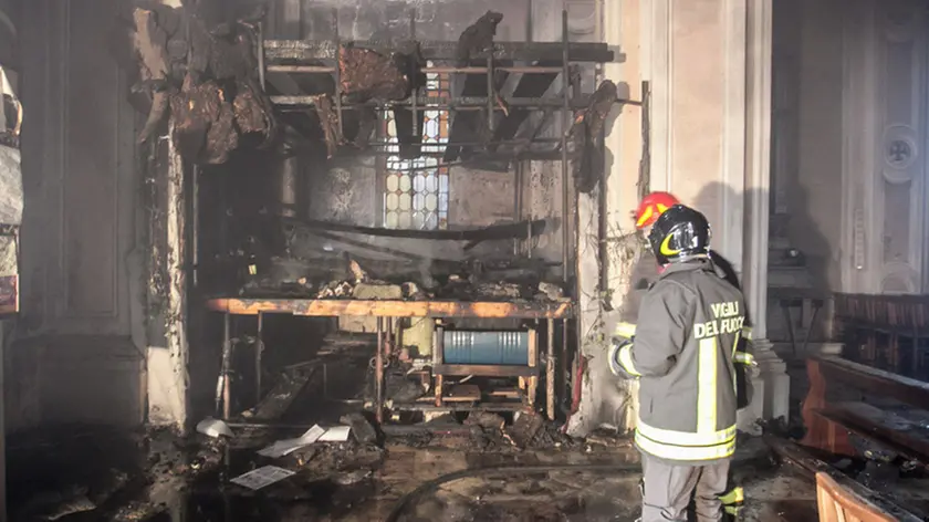 FERRO.INCENDIO PRESEPE CHIESA FONTANIVA