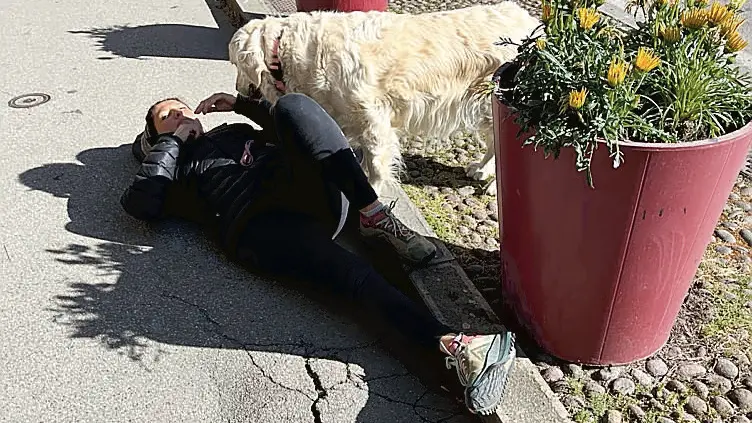 L’avvocato Infantolino a terra e l’avvallamento dove è inciampata a Padova