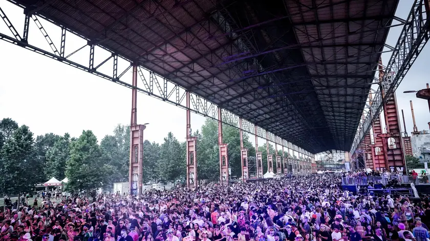 Molti giovani al festival di musica elettronica internazionale Kappa FuturFestival che si tiene al parco Dora, Torino, 30 giugno 2023. ANSA/TINO ROMANO