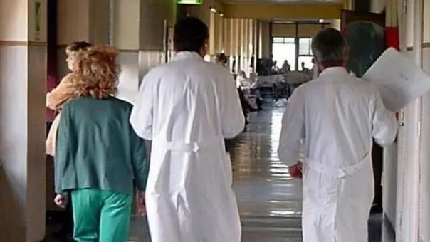 Medici e infermieri in ospedale