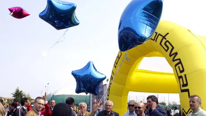 Belluco Festa degli aquiloni a Masera' in ricordo dei giovani morti negli ultimi anni. Nella foto: aquiloni liberati in volo