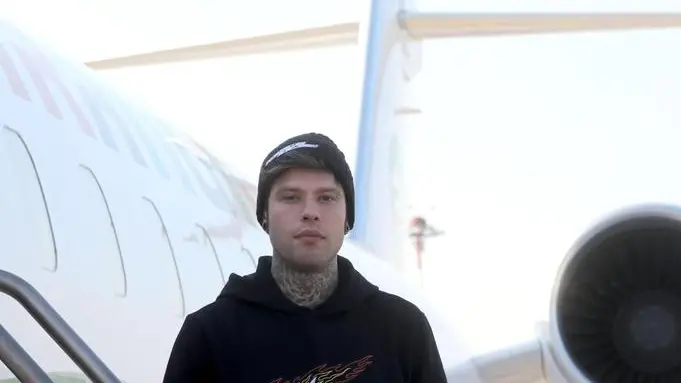 Il cantante Fedez posa per i fotografi in occasione del photo call organizzato a margine della conferenza stampa in cui è stato presentato il suo nuovo album "Paranoia Airlines". Milano 22 Gennaio 2019..ANSA / MATTEO BAZZI