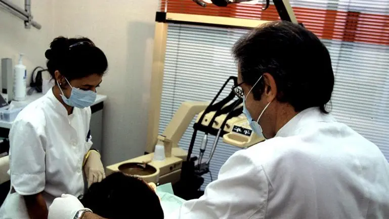 20091219 - ROMA - FIN - SANITA': FALSI DENTISTI; 15.000 ABUSIVI, BUSINESS DA 720 MLN. Una foto di archivio di un dentista al lavoro. Sono circa 15.000 in Italia i falsi dentisti, con un giro d'affari stimato pari a 720 milioni incassati in nero all'anno su un totale di 7,2 milioni di cure. In Italia è in aumento il fenomeno degli odontoiatri abusivi, che senza averne titolo eseguono otturazioni, devitalizzazioni e addirittura delicatissime operazioni. E' quanto emerge dai dati resi noti oggi dai Nas, in una conferenza stampa organizzata dalla commissione Albo odontoiatri (Cao)...GIUSEPPE GIGLIA/ANSA /DC