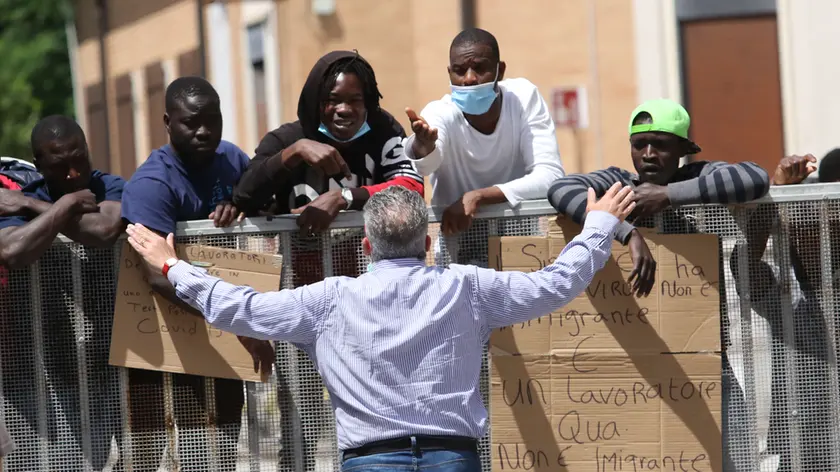 BARBIERI . AG.FOTOFILM . TREVISO . PROTESTA DEGLI IMMIGRATI DELLA CASERMA SERENA