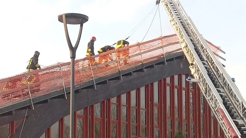 I vigili del fuoco di Abano impegnati sul tetto della palestra a Battaglia Terme