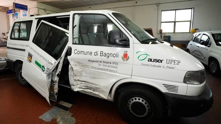 Bagnoli di Sopra, 10.06.2014 Il furgoncino dell'Auser danneggiato presso la carrozzeria Vettorato di via Mazzini 74 ph. Zangirolami