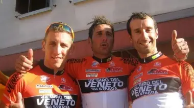 TEAM ADIGE VESCOVANA. Gianmarco Agostini fra Renato Sergio e Paolo Cavicchiolo A destra i 7 del Pedale Comitense