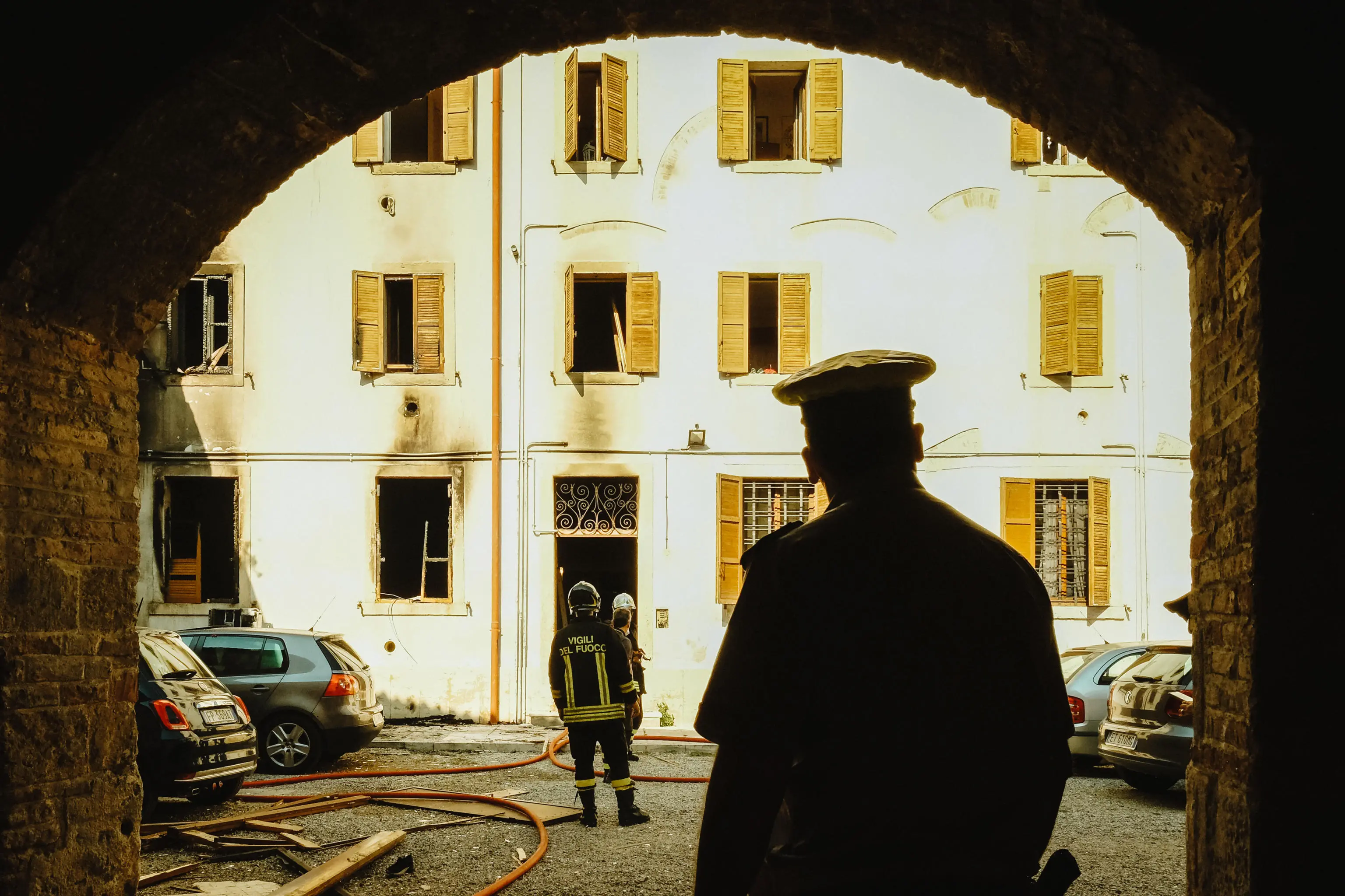 Vigili del fuoco sul luogo dell'esplosione avvenuta questa mattina in una palazzina in via San Giovanni in Valle, nel quartiere di Veronetta, Verona, 18 settembre 2020. ANSA/CLAUDIO MARTINELLI