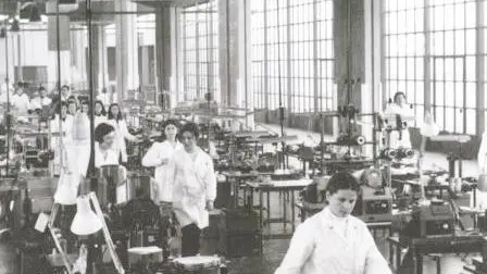 Un'immagine d’epoca delle lavoratrici all’interno dello stabilimento di Casella Asolo inaugurato l’8 maggio 1967 e chiuso nel 1986