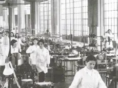 Un'immagine d’epoca delle lavoratrici all’interno dello stabilimento di Casella Asolo inaugurato l’8 maggio 1967 e chiuso nel 1986