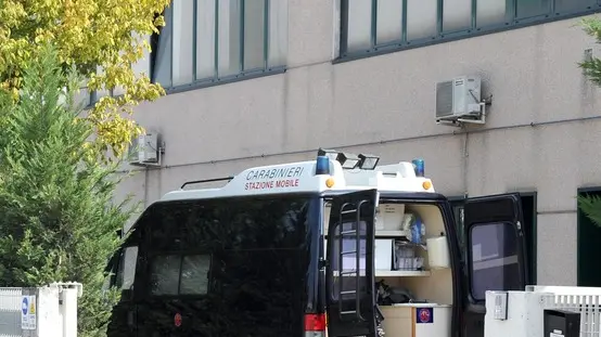 Belluco, Ag. Zangirolami. Bagnoli di s..Omicidio e 1 ferito grave alla ditta L. B. di Bagnoli in via Ottava Strada. Nella foto: i mezzi dei CC nascondono il punto dell’omicidio